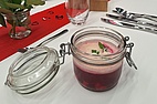 Gläschen Rote-Beete-Essenz mit Pastinaken-Tonkabohnen-Schaum und Kerbel 