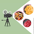 Es handelt sich um eine Collage auf hellgrünem und weißem Hintergrund. Auf der linken Seite befindet sich eine Fimkamera auf einem Stativ. Sie zeigt nach rechts, wo drei rund beschnittene Bilder von Gerichten sichtbar sind, die entsprechend beschriftet sind: Remys Ratatouille mit Jackfruits, Barbiepasta und Mac'n Cheese aus Kevin - allein zu Haus