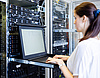 Symbolbild: Frau vor Computer und Server.
