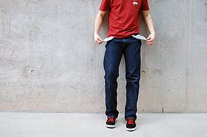 Studierende/-r mit leeren Hosentaschen