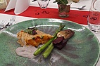 Teller Strudel aus Topinambur und Kürbis, lila Kartoffelcreme, Winterspargel und Trüffeljus 