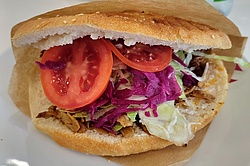 Das Bild zeigt eine Nahaufnahme eines Veggie-Döners. 