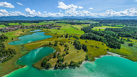 Ausblick auf Iffeldorf südlich der Osterseen im bayerischen Oberland