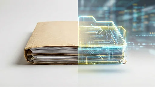 Eine alte Papierakte. Die Hälfte des Bildes ist verfremdet. Die Hälfte der Akte ist umrandet mit leuchtenden Linien, die man von Computerspielen her kennt.