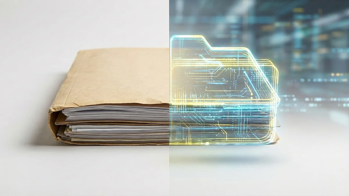 Eine alte Papierakte. Die Hälfte des Bildes ist verfremdet. Die Hälfte der Akte ist umrandet mit leuchtenden Linien, die man von Computerspielen her kennt.