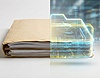 Eine alte Papierakte. Die Hälfte des Bildes ist verfremdet. Die Hälfte der Akte ist umrandet mit leuchtenden Linien, die man von Computerspielen her kennt.