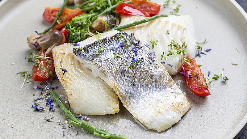 Symbolbild eines Fischgerichtes mit einer Gemüsebeilage
