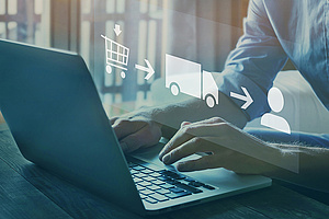 Nahaufnahme der Hände einer Person, die auf der Tastatur eines Laptops tippt. Über der Tastatur und den Händen ist eine transparente, digitale Grafik eingeblendet, die den Logistikprozess des Online-Shoppings darstellt: Ein Einkaufswagen-Symbol mit einem Pfeil führt zu einem Lieferwagen-Symbol, welches wiederum mit einem Pfeil auf ein Personen-Symbol (Kunde) weist.