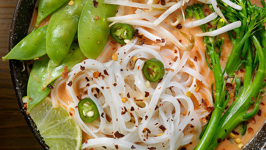 Das Bild zeigt ein veganes Currygericht.