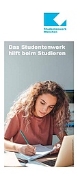 Flyer mit dem Titel "Das Studentenwerk hilft beim Studieren - erste Infos für Schüler/-innen". Auf dem Flyer ist das Foto einer schreibenden Frau.