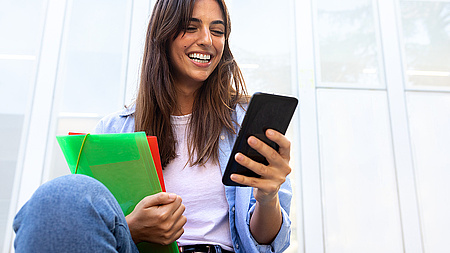 Stdentin mit Handy, BAföG-App
