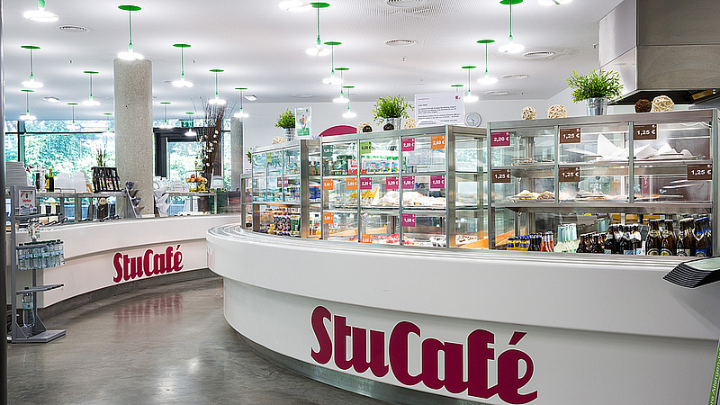 Das Bild zeigt die volle Theke des StuCafés Leopoldstraße. 