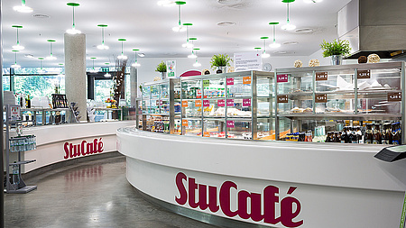 Das Bild zeigt die volle Theke des StuCafés Leopoldstraße. 