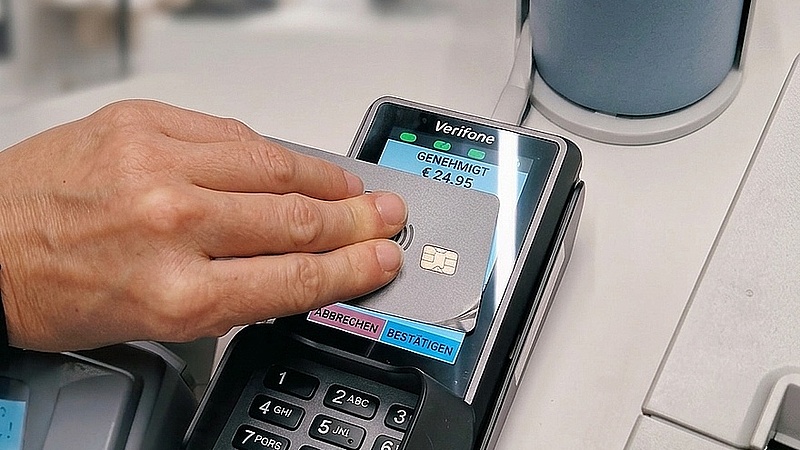 Mensa-Kasse, Hand mit Bankkarte und EC-Kartenlesegerät