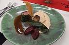 Teller gekräutertes Kalbsfilet, Capuns, Topinambur und Trüffeljus 