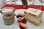 Teller Crème-di-Fragola-Parfait mit Erdbeeren oder Matcha-Crème-Brulée