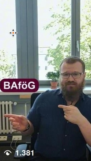 Auf dem Bild sieht man einen Mann im Büro sitzen, welcher mit beiden Händen nach links zeigt - an der Stelle, auf die er zeigt wird das Wort "BAföG" eingeblendet. Unten links die Ziffer 1381 mit einem Symbol, das bei Instagram die Aufrufe kennzeichnet.