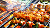 Auf dem Bild ist ein Grillrost in Nahaufnahme zu sehen, auf dem verschiedene Fleischspieße brutzeln.