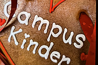 Lebkuchenherz, auf dem "Campus Kinder" steht