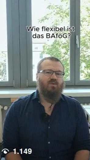 Auf dem Bild sieht man einen Mann, der in einem Büro sitzt und gerade etwas erzählt. Der Übertitel lautet "Wie flexibel ist das BAföG?". Links unten sieht man die Ziffer 1149 mit einem Zeichen, das bei Instagram die Anzahl der Aufrufe kennzeichnet..