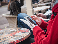 jeune femme et smartphone en terrasse