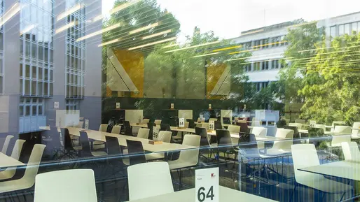 Bild einer Mensa, in den Fenstern spiegelt sich das Gebäude der LMU