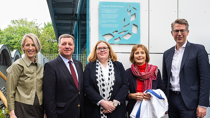Katrin Habenschaden, Christian Bernreiter, Claudia Meijering, Dr. Hildegard Kronawitter, Markus Blume posieren vor dem Sophie-Scholl-Haus.