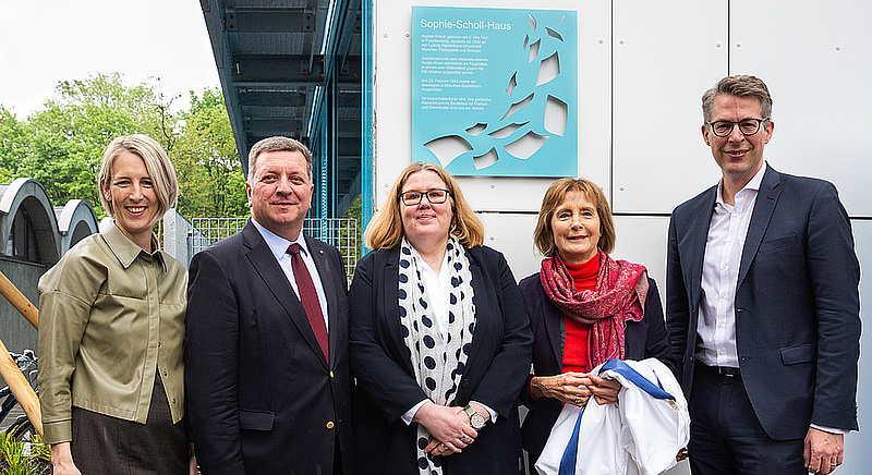Katrin Habenschaden, Christian Bernreiter, Claudia Meijering, Dr. Hildegard Kronawitter, Markus Blume posieren vor dem Sophie-Scholl-Haus.