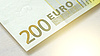 Ein 200-Euro-Schein liegt auf einem Tisch. 