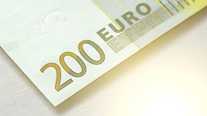 Ein 200-Euro-Schein liegt auf einem Tisch. 