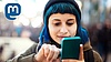Mastoon-Auftritt des Studierendenwerks München Oberbayern Junge Dame tippt auf ihr Handy