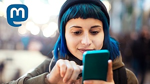 Junge Dame tippt auf ihr Handy