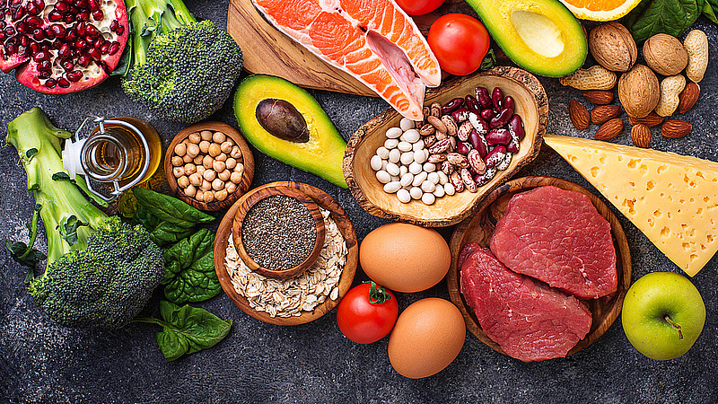 Proteinreiche Lebensmittel sind ästhetisch angerichtet 