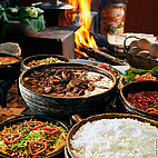 Das Bild zeigt einen Tisch, auf dem verschiedene Gerichte der brasilianischen Küche angerichtet sind.