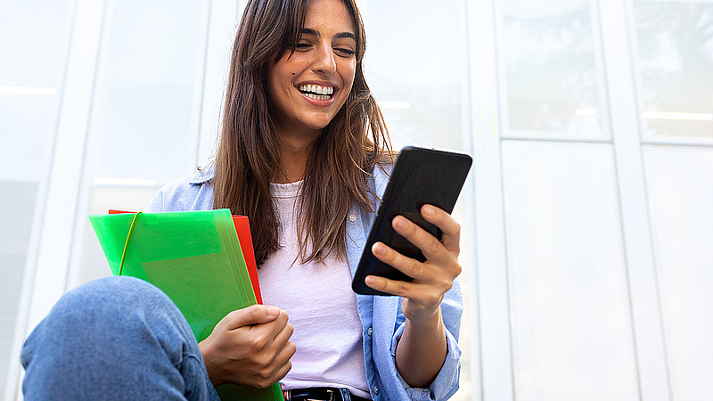 Stdentin mit Handy, BAföG-App