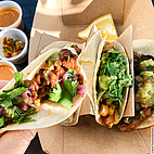 Das Bild zeigt mehrere gefüllte Tortillas.