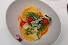 Teller hausgemachte Ravioli gefüllt mit Ricotta und Spinat auf geschmolzenen Tomaten 